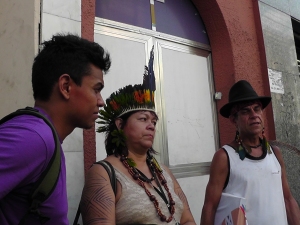 na esquerda da foto um neto do Cacique Raoni, ao seu lado Namara Gurupy, mulher indígena advogada