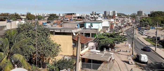 Vila União de Curicica, que surgiu de uma invasão em 1986: mais da metade dos imóveis construídos na favela será derrubada pela prefeitura, para que as obras do BRT Transolímpico possam avançar - Fabio Rossi / Fabio Rossi Read more: http://oglobo.globo.com/rio/para-implantar-transolimpico-rio-tera-uma-das-maiores-remocoes-de-favelas-desde-2009