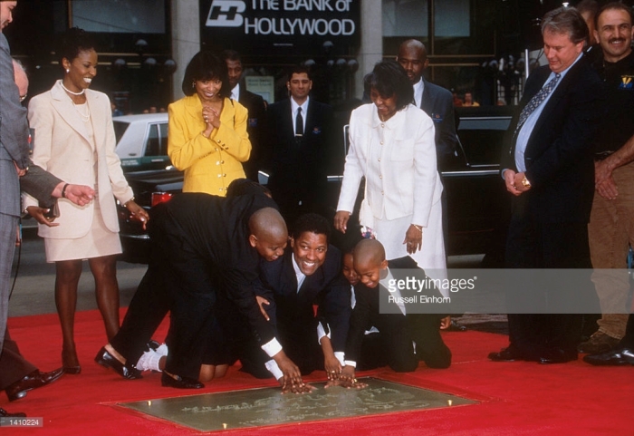 Ator Denzel Washington e família colaca suas mãos no cimento em 15 de janeiro de no Mann''s Village Theater in Hollwood, CA